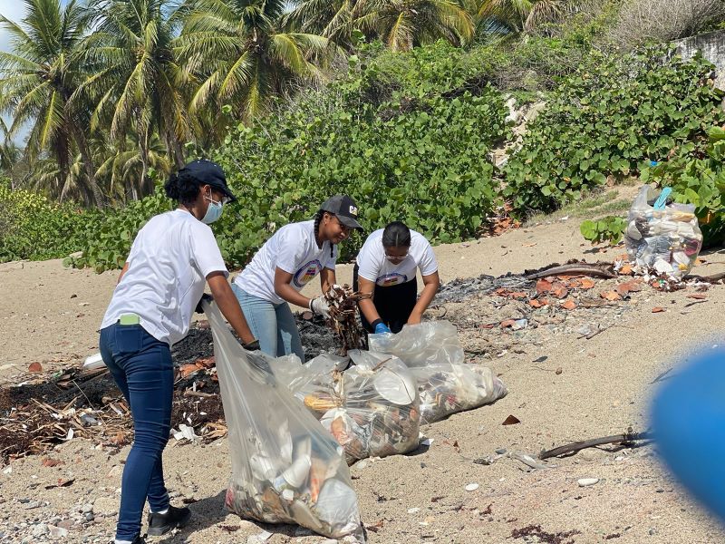 Estudiantes de Loyola realizan jornada de limpieza en playa de Nigua