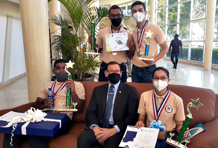 Estudiantes del Nivel Secundario reciben premios en Olimpiada Nacional de Matemática 