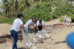 Estudiantes de Loyola realizan jornada de limpieza en playa de Nigua