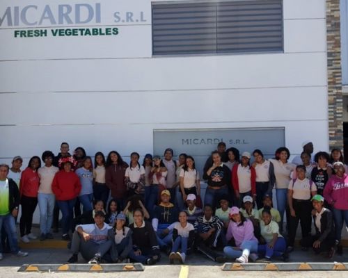Estudiantes del nivel Secundario Técnico visitan compañía GJ Agrícola en Constanza