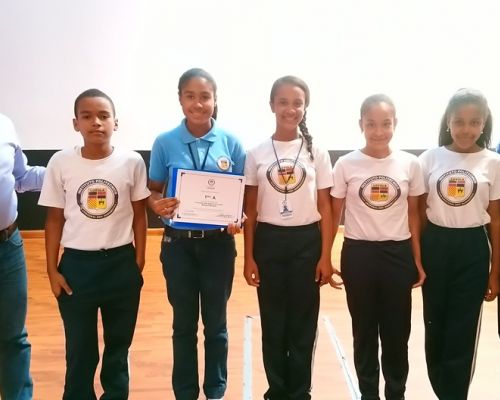 Premiación de estudiantes meritorios y participantes en Concurso 